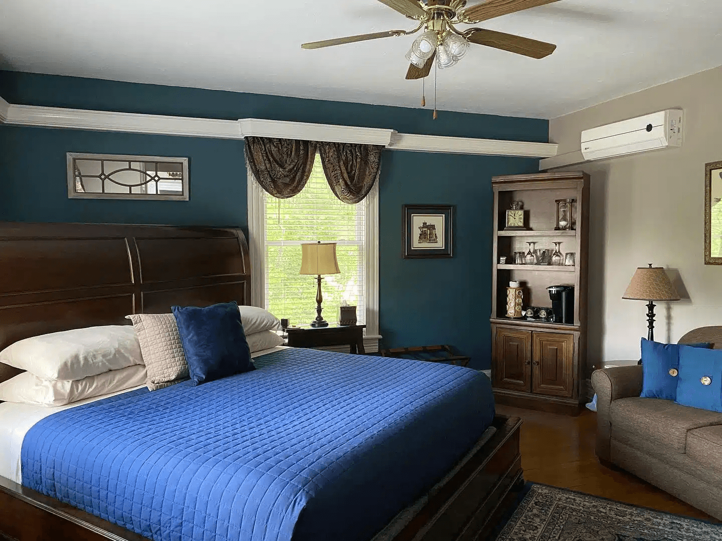 a king size bedroom with a blue comforter